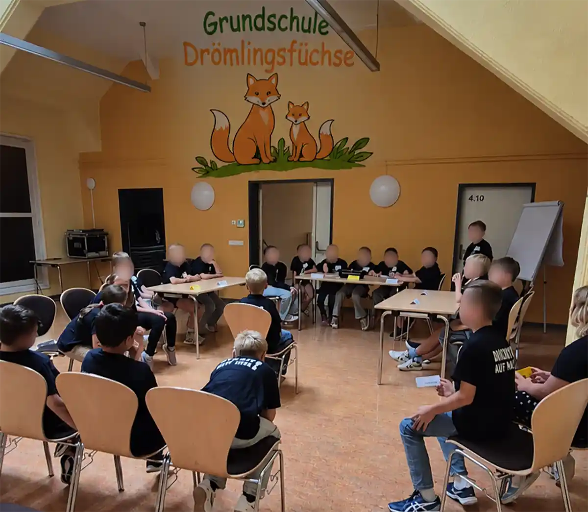Nachgestellter Gerichtsaal in der Grundschule mit der Klasse 4b